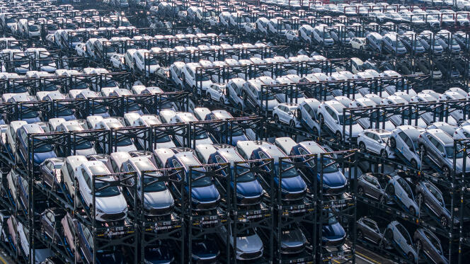 Des voitures électriques BYD en attente de chargement dans le port de Suzhou, près de Shanghaï (Chine), le 8 février 2024.