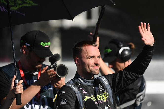 Le youtubeur français Lucas Hauchard, alias Squeezie, salue avant la course du GP Explorer de voitures F4 sur le circuit Bugatti du Mans, le 9 septembre 2023.
