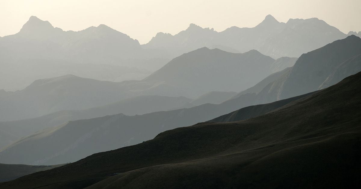 Vue générale prise depuis Iraty, des montagnes de Haute Soule, de la vallée d'Aspe et de la vallée d'Ossau. Le premier permis d'exploration d'hydrogène naturel a été accordé en France le 3 décembre 2023, dans les Pyrénées-Atlantiques, et cinq autres sont en cours.