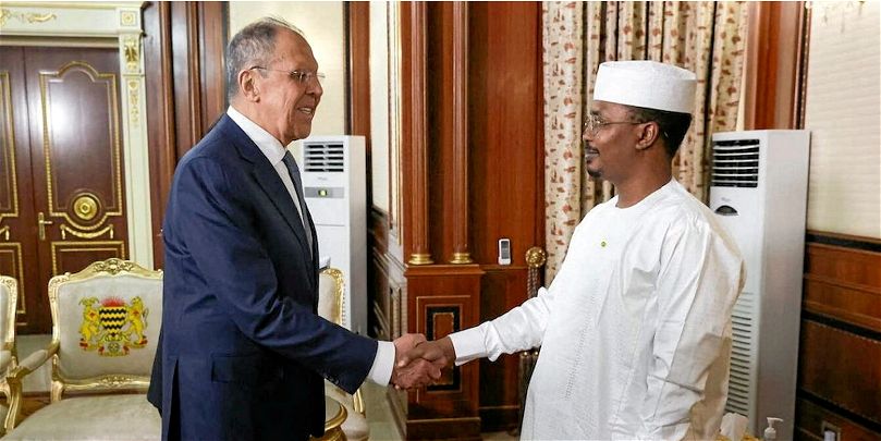 Le ministre russe des Affaires étrangères, Sergueï Lavrov, et le président tchadien, Mahamat Idriss Déby, à N’Djamena, le 5 juin 2024.