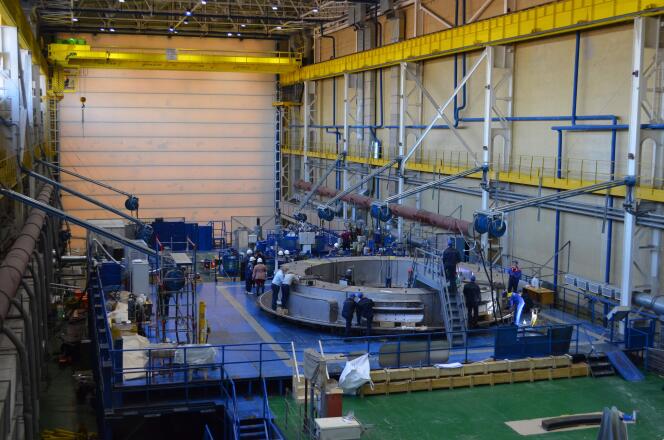 Le 23 septembre 2020, des ouvriers en train d’assembler la bobine de champ poloïdal qui servira à confiner le plasma dans l’enceinte du Réacteur thermonucléaire expérimental international (ITER), à Saint-Pétersbourg, en Russie.