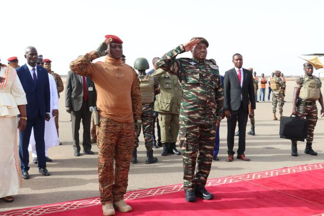 Le capitaine burkinabé Ibrahim Traoré adresse un salut à côté de son homologue nigérien, le général Abdourahamane Tiani, à son arrivée à Niamey, le 5 juillet 2024.