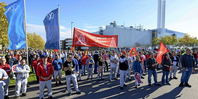 Réunis devant l'usine historique du groupe à Wolfsburg, les salariés de Volkswagen ont appris, ce lundi 28 octobre, la fermeture de trois sites en Allemagne et la suppression de dizaines de milliers d'emplois.
