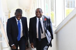 Le ministre britannique des Affaires étrangères, David Lammy (à droite), et le ministre sud-africain des Relations internationales et de la Coopération, Ronald Lamola, au Cap, en Afrique du Sud, le 5 novembre 2024.