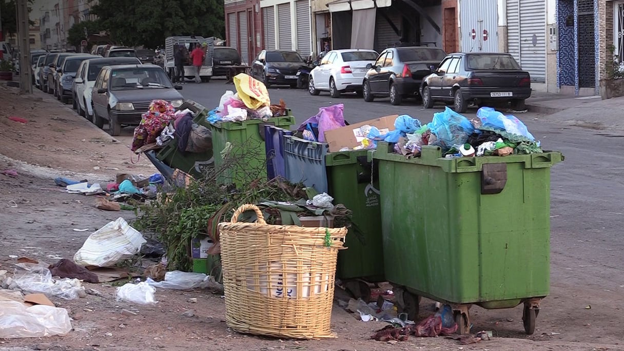 Dans le quartier Dakhla à Agadir, les bennes croûlent sous des amas de déchets ménagers. Excédés par les problèmes d'hygiène et de nombreux désagréments consécutifs à cette situation, les habitants interpellent le Conseil communal de la ville.