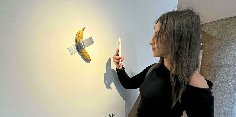 L'œuvre Comedian de Maurizio Cattelan, une banane scotchée au mur, a été vendue 5,9 millions d’euros, fin novembre chez Sotheby’s. Son acheteur, Justin Sun, l'a mangée.