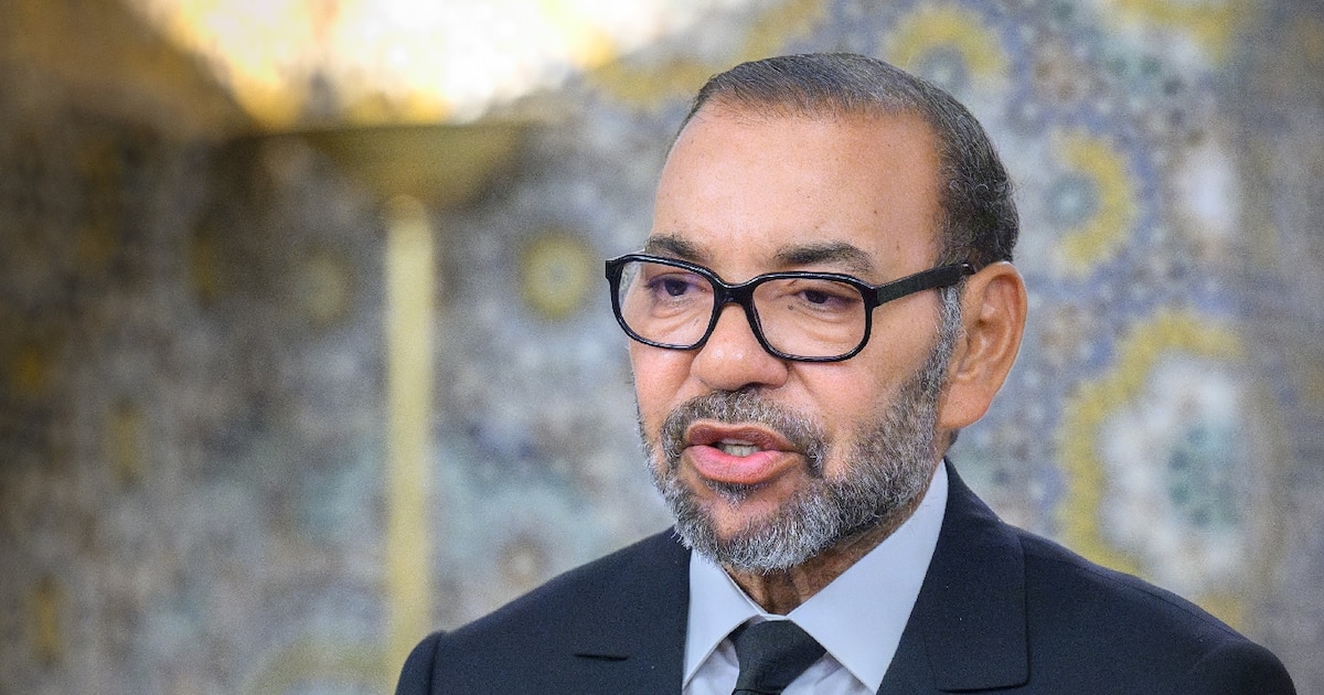 Cette photo fournie par l'agence de presse MAP le 30 juillet 2024 montre le roi du Maroc Mohammed VI prononçant un discours à la nation, au Palais royal de Tétouan