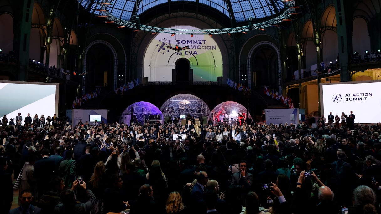 Le président français Emmanuel Macron (au centre) prononce un discours lors d'un événement de clôture de la première journée du Sommet d'action sur l'intelligence artificielle (IA), au Grand Palais, à Paris, le 10 février 2025