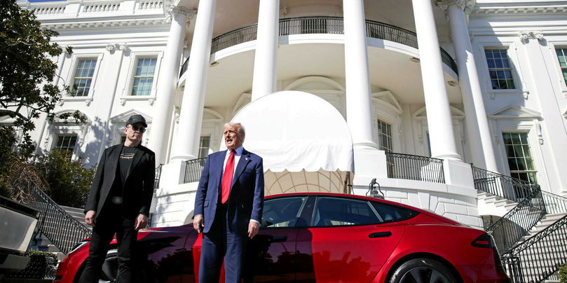 Elon Musk, PDG de Tesla et conseiller du président des États-Unis, regarde Donald Trump s'exprimer devant des véhicules Tesla à la Maison-Blanche à Washington, D.C., le 11 mars 2025.