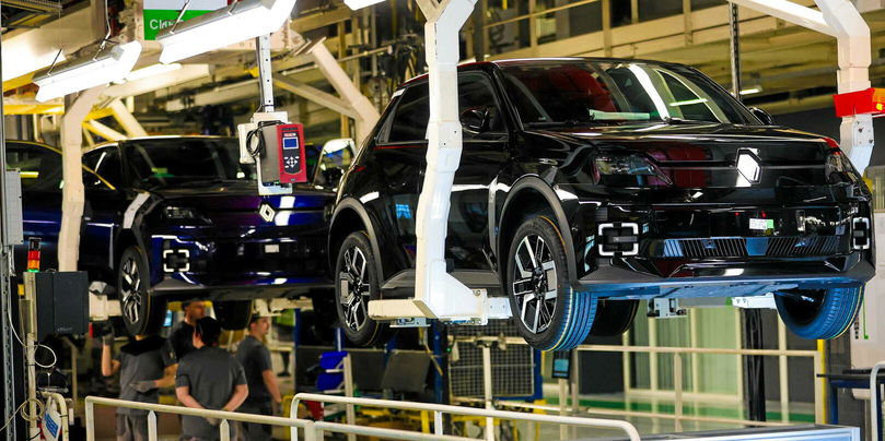 Montage à la chaîne des voitures électriques Renault R5 et Alpine A290, à l'Usine Renault de Lambres lez Douai.