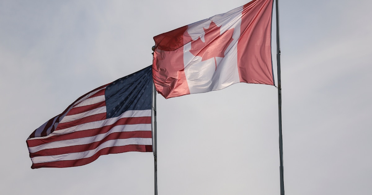 Les drapeaux canadien et américain déployés à Blaine, dans l'Etat de Washington, à proximité de la frontière entre les deux pays, le 5 mars 2025.