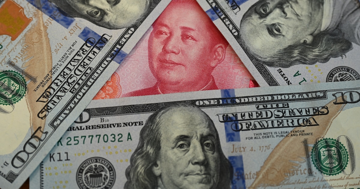 Des billets de 100 dollars et de 100 yuans, dans un montage photo réalisé le 8 avril 2025