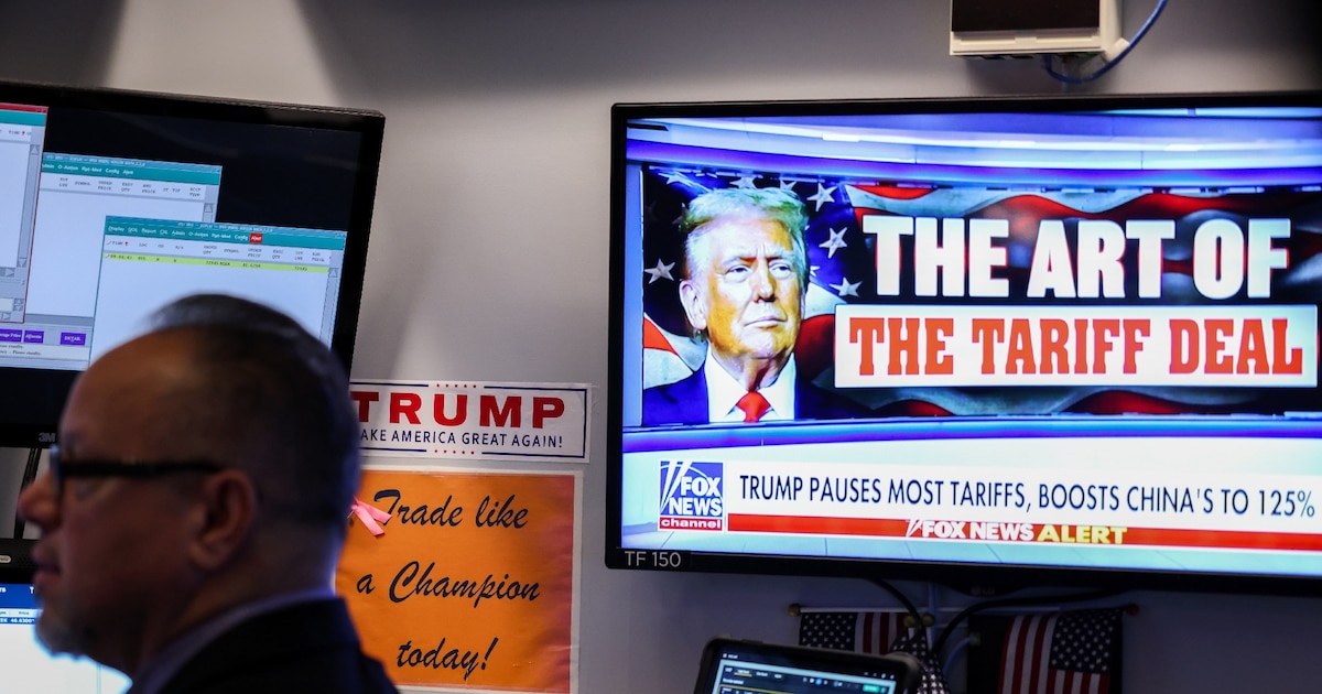 Un trader suit les cours boursiers alors qu'un écran de télévision diffuse des informations sur les politiques commerciales et tarifaires du président américain Donald Trump, sur le parquet de la Bourse de New York (NYSE) à la cloche d'ouverture, le 10 avril 2025