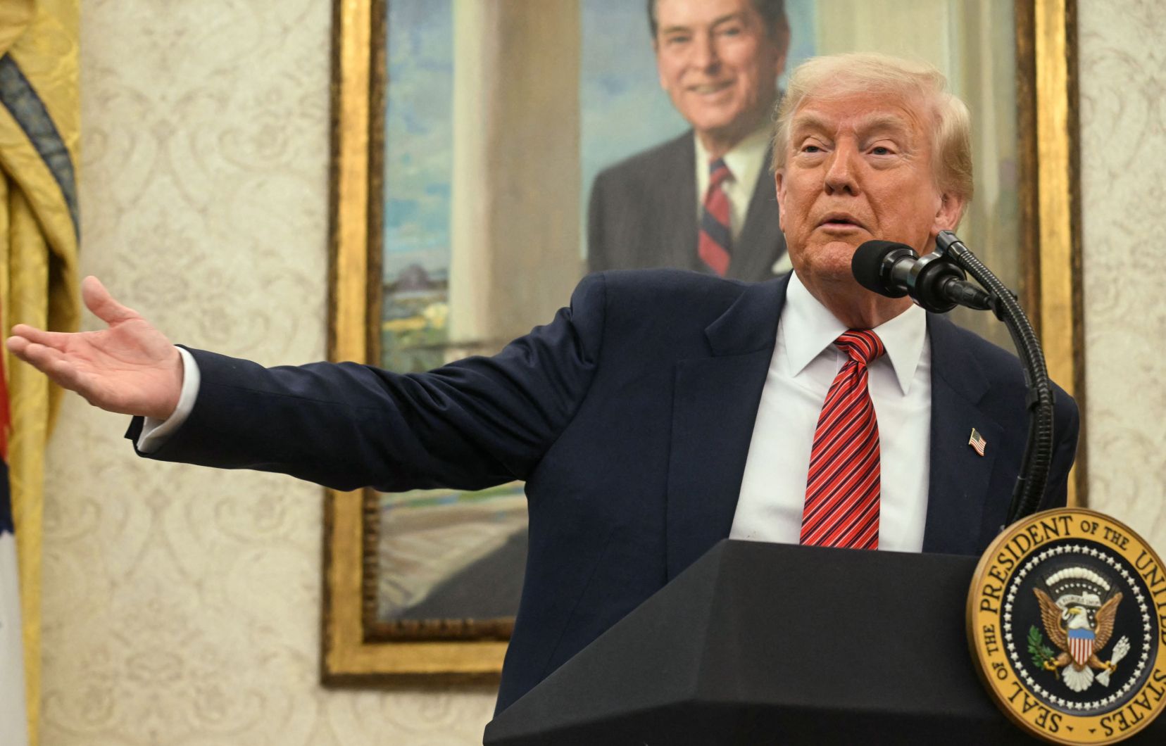 «80 % de droits de douane sur la Chine semble le bon niveau ! Cela dépend de Scott B.», a écrit Donald Trump sur son réseau Truth Social, faisant référence à celui qui mènera les négociations pour Washington, le secrétaire américain au Trésor, Scott Bessent.