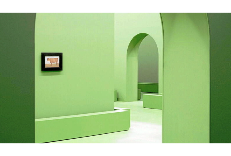 Le dialogue avec l'art – ici le set du défilé automne-hiver 2024-2025 de Loewe, dévoilant des peintures de l'artiste Albert York. © DR